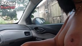 saimos para comprar paes e acabamos transando dentro do carro em um terreno baldio.