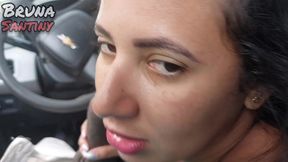 saimos para comprar paes e acabamos transando dentro do carro em um terreno baldio.