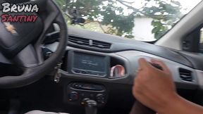 saimos para comprar paes e acabamos transando dentro do carro em um terreno baldio.