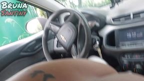 saimos para comprar paes e acabamos transando dentro do carro em um terreno baldio.