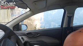saimos para comprar paes e acabamos transando dentro do carro em um terreno baldio.