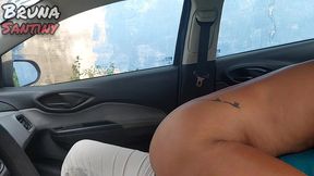 saimos para comprar paes e acabamos transando dentro do carro em um terreno baldio.
