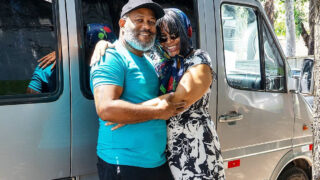 Een mollige vrouw met een bril krijgt haar dikke kont flink onder handen genomen door een man met een grote zwarte penis, voordat ze anaal wordt gepenetreerd.