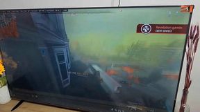 viendo un programa con mi madrastra caliente termino follandola por el culo y creampie en el cono