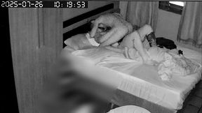 Putos s&atilde_o pegos fodendo pela c&acirc_mera escondida