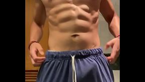 Un hombre con cuerpo perfecto que toda mujer desear&iacute_a en su cama.