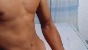 Hetero vergón se masturba hasta acabar