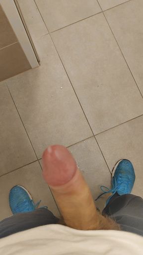 White, Skinny Boy Risky Handsfree Cumshout in Gym
