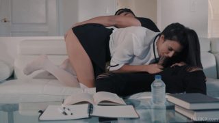 Piccola studentessa cosplayer si fa scopare duramente in un film hardcore