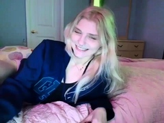 Amateur sweet blonde babe sucking cock