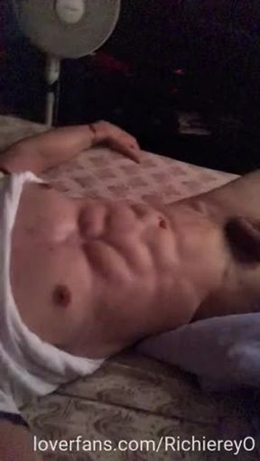 Quieres lavar ropa papi ….también te pongo la manguera para que la enjuagues