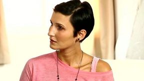 Short haired brunette cougar Gabriele Gucci is gonna fingerfuck her twat