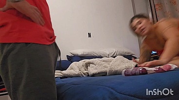 Ruiva fica se masturbando na internet até seu marido chega e coloca ela pra mamar e levar pau na buceta
