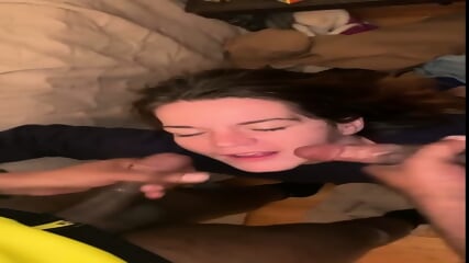 Etudiante suce deux potes blacks TBM