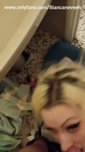 La metto in ginocchio e me lo faccio succhiare dalla mia troia e gli riempio la bocca di sperma