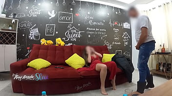 Recebi o entregador s&oacute_ de camisolinha e n&atilde_o resisti, fodi com ele no sofa de casa