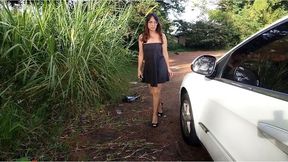 Sienna acelerando en tacones y cabalgando el coche descalza