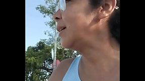 La vecina hace entregas didi y no se da cuenta que ense&ntilde_a todo.
