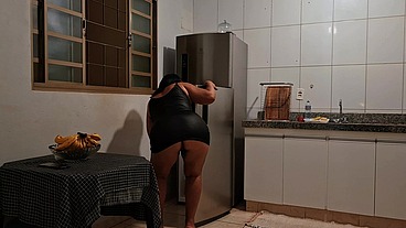 Hotwife de Vestido de Couro Preto: Mostrou o Rabão e Levou Pica na Cozinha