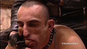 un vieux se fait punir par des gangsters