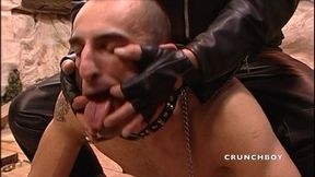 un vieux se fait punir par des gangsters