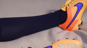Sporty twink Sonny Davon fingers his butt while wanking solo