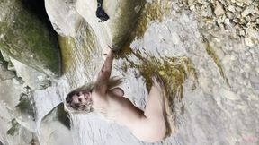 loira gostosa fodendo na cachoeira com namorado