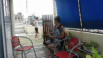 SALGO A TOMAR AIRE EN EL TRABAJO Y TERMINO TOMANDO Y COJIENDOLE EL CULO A LA VECINA DEL PENTHOUSE