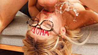 Грубый секс глубокая глотка – маленькая грудь MILF шлюха в очках сосет член после анального траха с большим членом