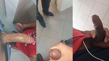 MACHOS DOTADOS NÃO CONTROLAM O TESÃO E FODEM ATÉ GOZAR DENTRO DO BANHEIRO PUBLICO.