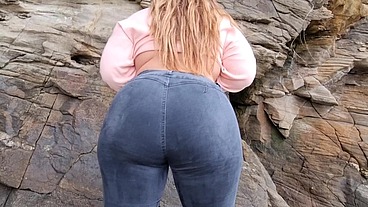 Rubia culona tiene sexo en la playa con su padrastro!