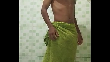 Moreno de pau duro no banheiro de casa