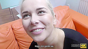 HUNT4K. Blonde hört auf, mit BF zu kämpfen, weil ein Fremder Geld gibt