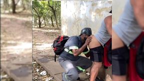 flagrado de uniforme fodendo outro cara no mato