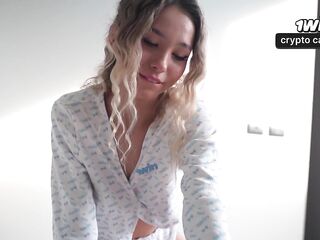 What a moist hottie widen her legs