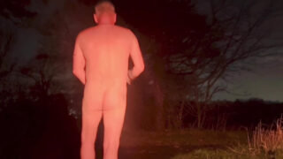 Zelfgemaakte openbare beelden: Britse homoseksuele amateur penetreert zichzelf solo.