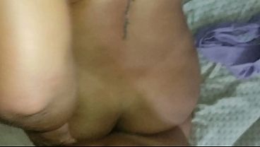 Casadinha chifradeira do cu guloso e apertado disse que o marido ia saber que ela deu o cu.