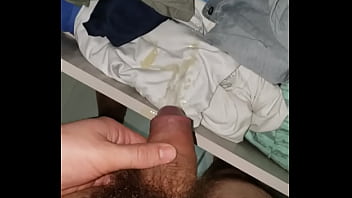 Hetero safado e  pauzudo mijando na roupa ( Straight Cock Hairy  Pig Piss Boy)