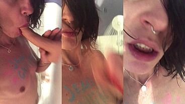 La cession dediboobs m’a excitée Je suce mon gide sous la douche pendant ...