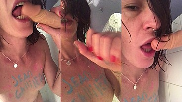 La cession dediboobs m’a excitée Je suce mon gide sous la douche pendant ...