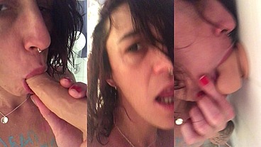 La cession dediboobs m’a excitée Je suce mon gide sous la douche pendant ...