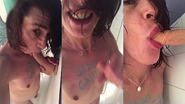 La cession dediboobs m’a excitée Je suce mon gide sous la douche pendant ...