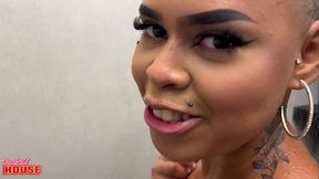 Ela fodeu gostoso e levou as primeiras espetadas para perder a virgindade no c&uacute_