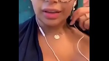 Chica buen&iacute_sima en tren