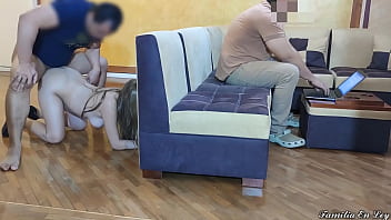 Me Follo a la Esposa de mi Hermano mi Cu&ntilde_ada Hermosa Mientras que su Marido esta Trabajando en la Lapto NTR