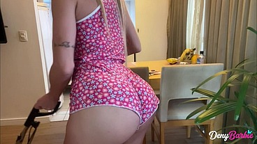 O negão viu a milf de pijaminha e quis foder forte o cúzinho da Barbie! Claro que ela deixou...
