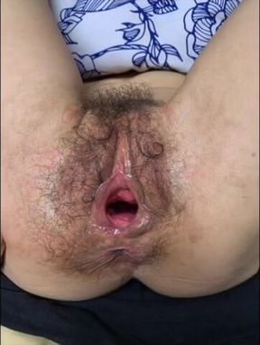 MILF over 60 gushing loose pussy spilling pure cum close up solo