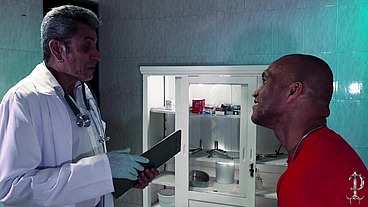 Medico tardão não aguenta ver a rolona do seu paciente e cai de boca chapando e dando gostoso para ele