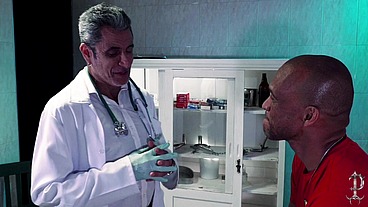 Medico tardão não aguenta ver a rolona do seu paciente e cai de boca chapando e dando gostoso para ele