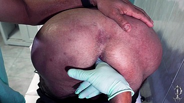Medico tardão não aguenta ver a rolona do seu paciente e cai de boca chapando e dando gostoso para ele